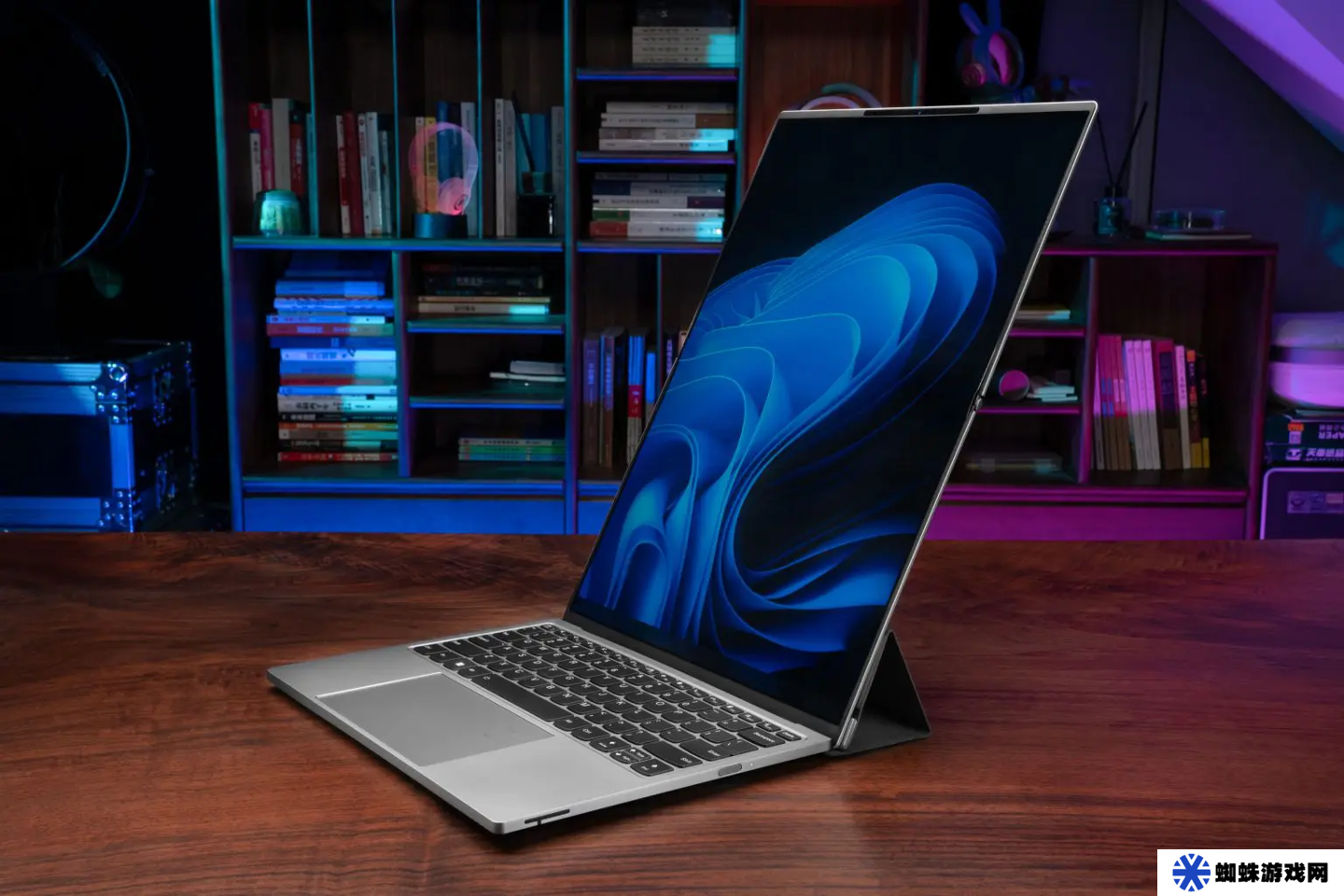 笔记本也有“三折叠”：联想发布 ThinkBook Codename Flip 双屏 AI PC