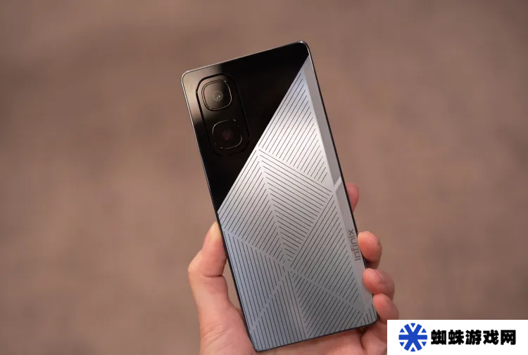 传音 MWC 2025 秀肌肉：展示 Infinix 太阳能充电手机与变色墨水屏手机